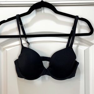 Ladies lightly lined T-Shirt black bra.  Size 32C